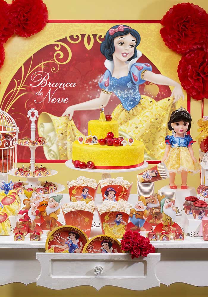 Veja que bolo fake Branca de Neve perfeito para colocar na mesa principal da festa.