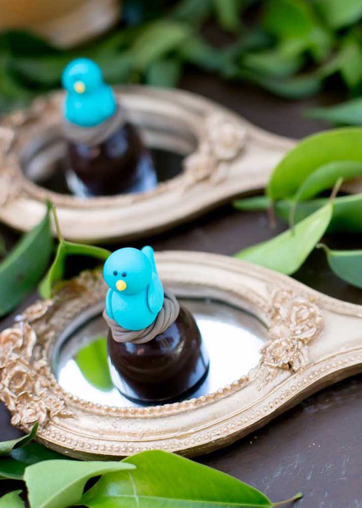 A delicadeza presente nos docinhos da festa com o tema Branca de Neve.