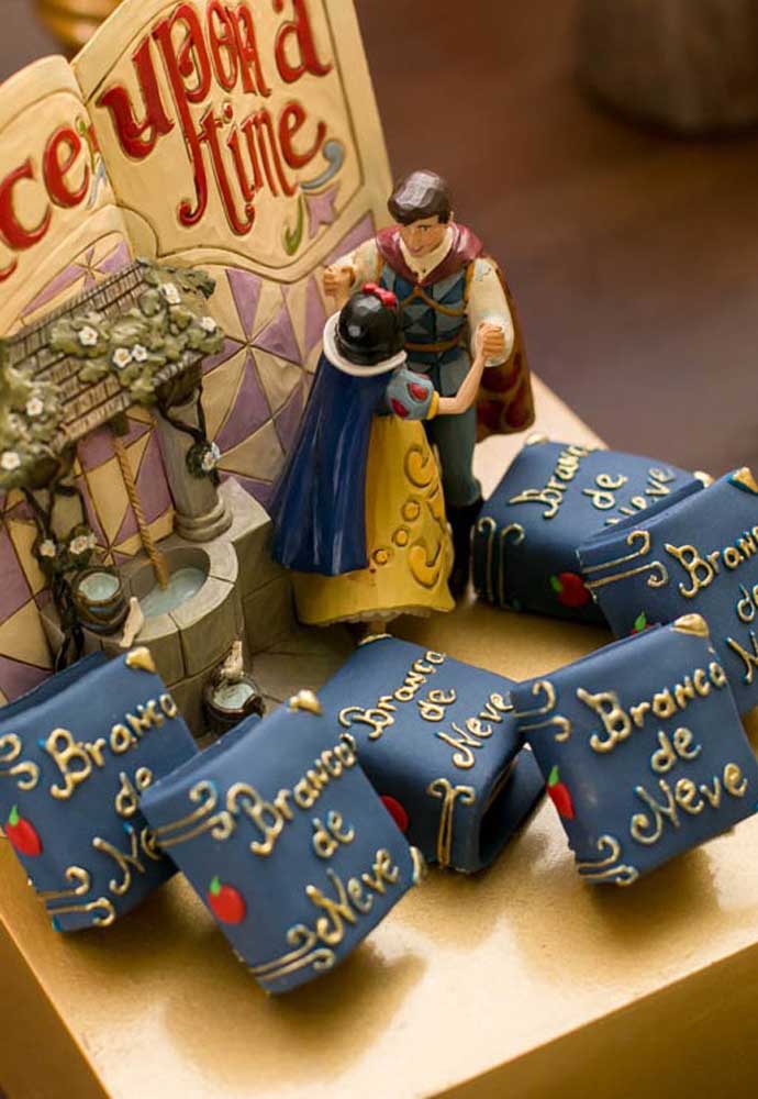 Já pensou no bolo de aniversário? Que tal colocar esse topo de bolo Branca de Neve?
