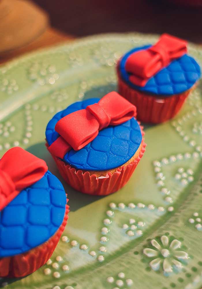 Que tal apostar em cupcakes inspirados na tiara da Branca de Neve?