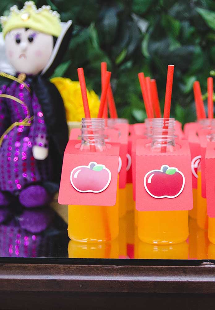 Perceba como você pode personalizar as garrafinhas de bebidas do aniversário Branca de Neve.