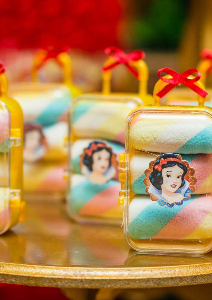 Veja que com itens simples você consegue fazer coisas maravilhosas para a festa Branca de Neve.