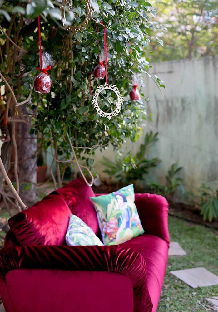 Se a festa for ao ar livre, você pode pendurar alguns itens nas árvores para deixar o espaço mais lindo.