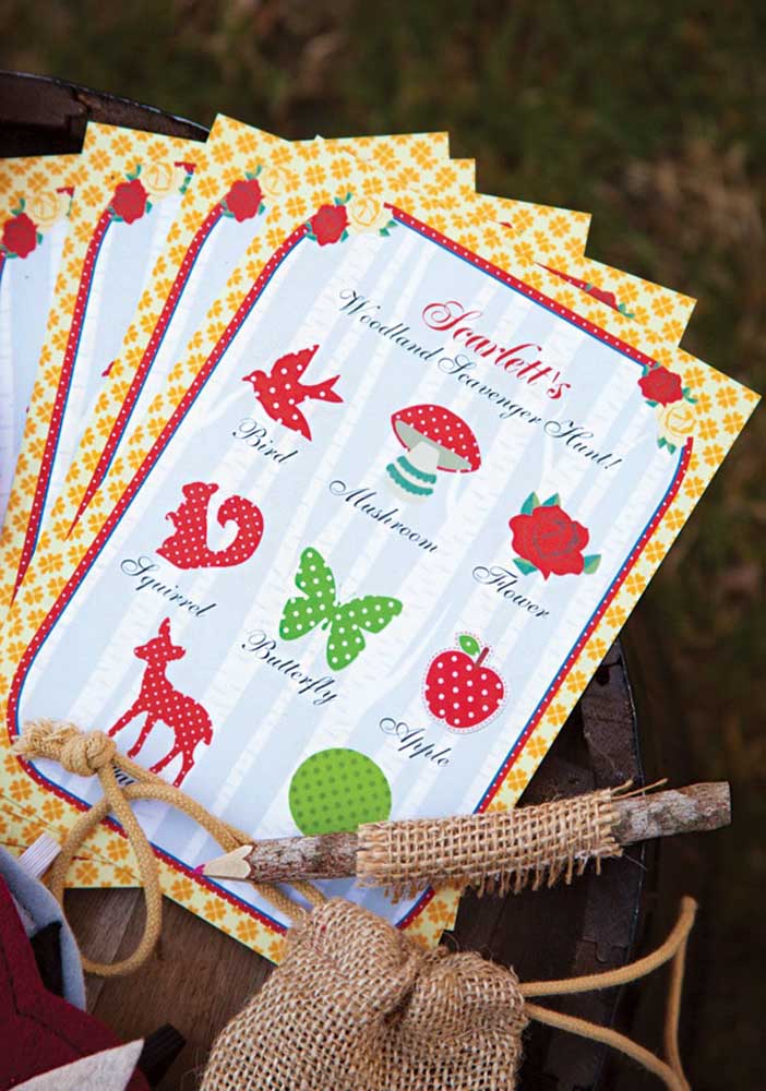 O tema Branca de Neve é perfeito para comemorar aniversários de meninas porque apresenta vários elementos delicados.