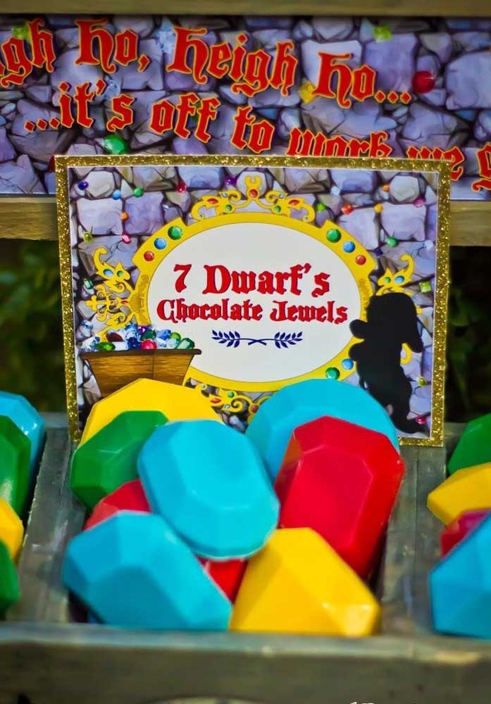 Qual a criança que não ama chocolate? Que tal deixar uma caixinha inteirinha para os convidados se servirem à vontade?