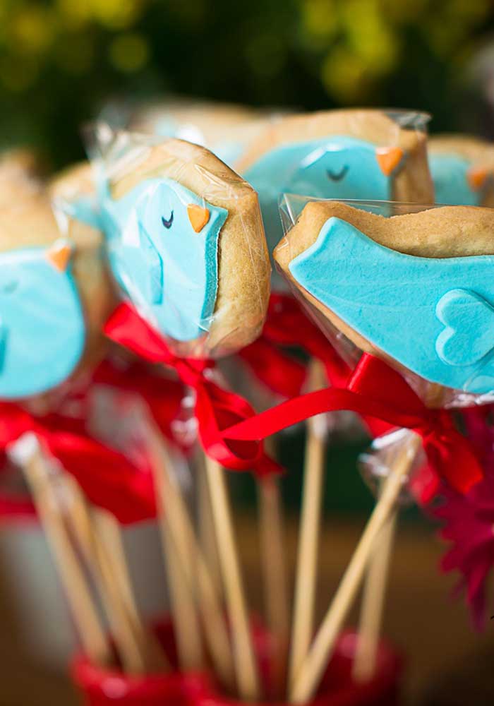 Que tal fazer alguns biscoitos no formato de elementos decorativos do tema Branca de Neve?