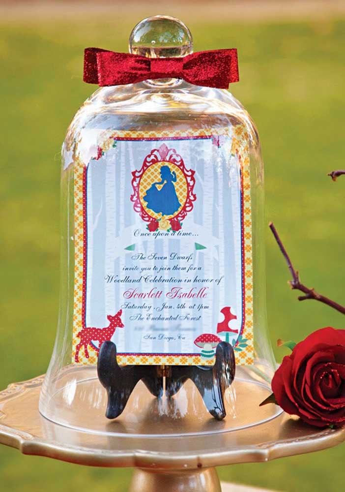 Olha que ideia mais delicada e sofisticada para apresentar o aniversário Branca de Neve?