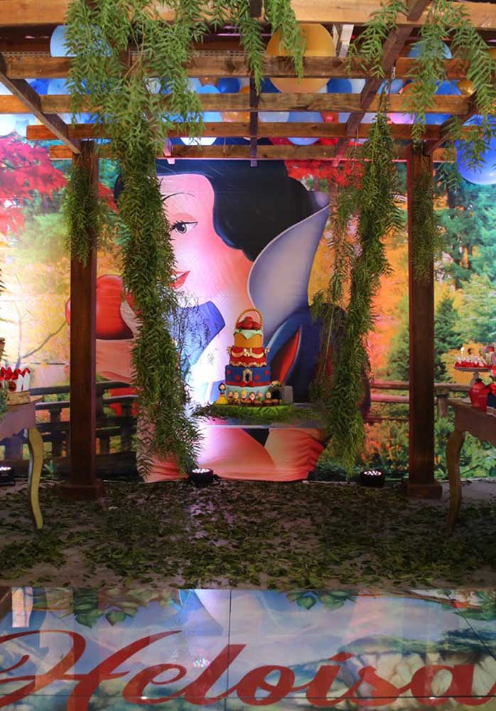 Olha que painel Branca de Neve perfeito para decorar a festa com esse tema e deixar o lugar ainda mais encantador.
