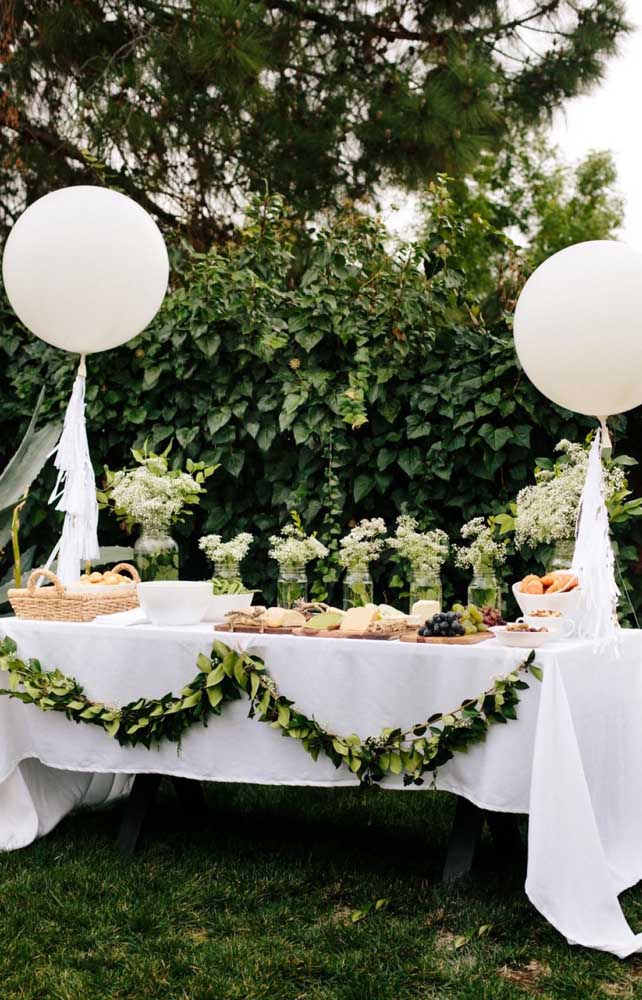 Mesa simples e delicada decorada para a festa de noivado 