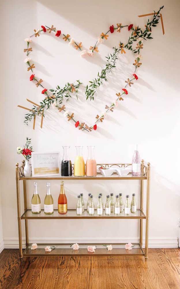 Mini bar decorado para festa de noivado simples; destaque para o coração de flores na parede