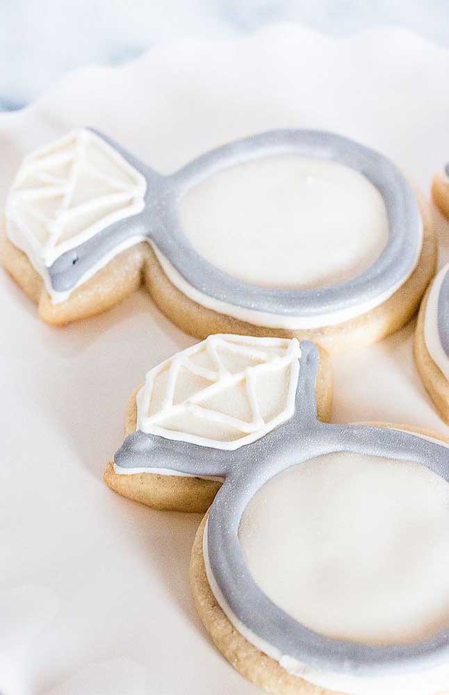 Para as lembrancinhas da festa de noivado, podem ser usados biscoitos personalizados, como estes