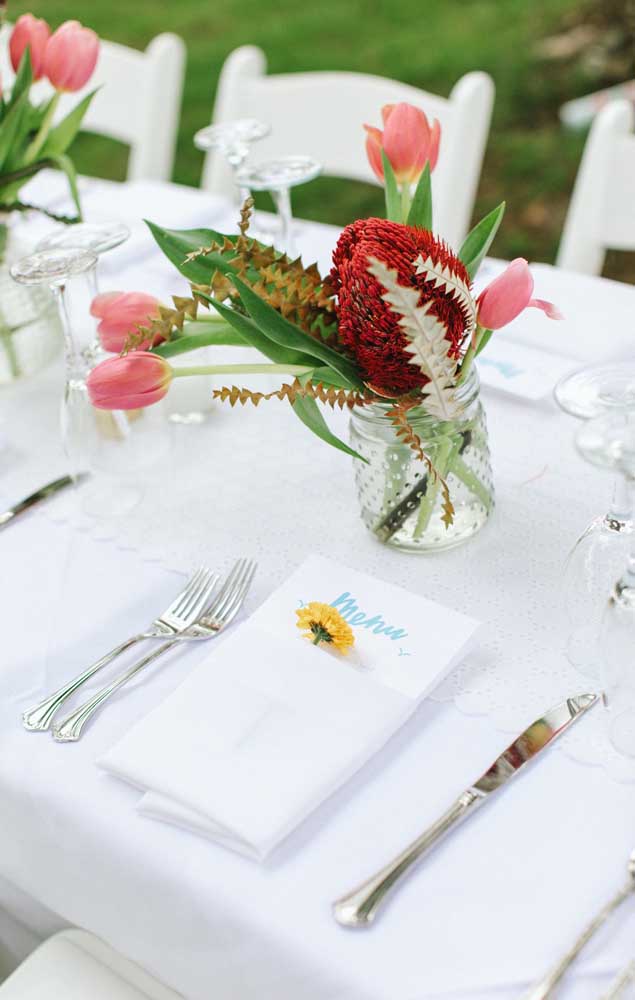 Mesa de jantar do noivado simples decorado com flores exóticas e tropicais