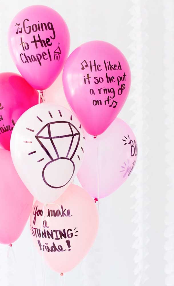 Aqui, os balões ganharam uma decoração personalizada para a festa de noivado simples