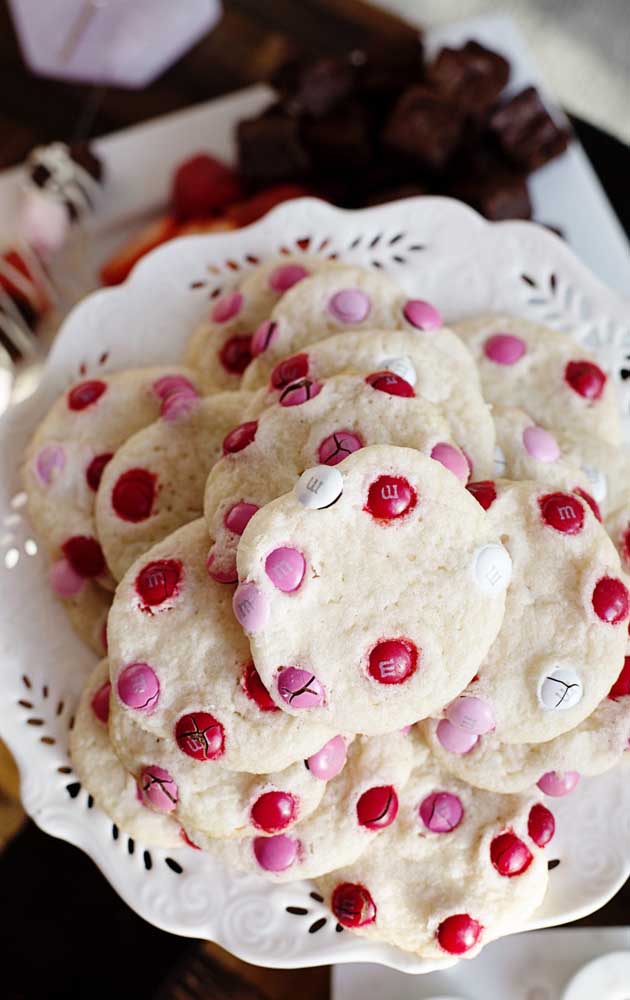 Cookies para a festa de noivado simples, decorados com confeitos em rosa, branco e vermelho