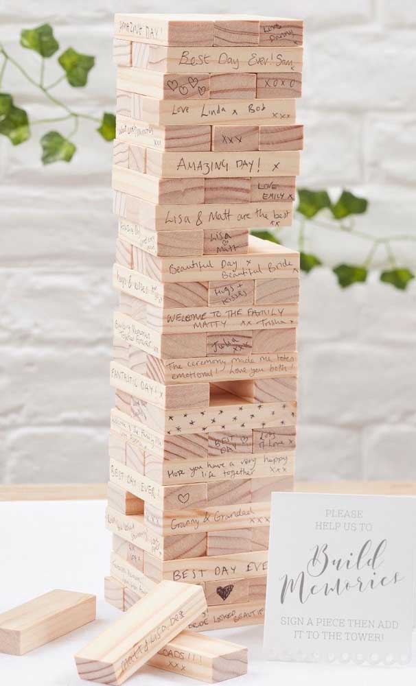 Uma inspiração super criativa e original é utilizar o jogo Jenga para deixar recadinhos para os noivos