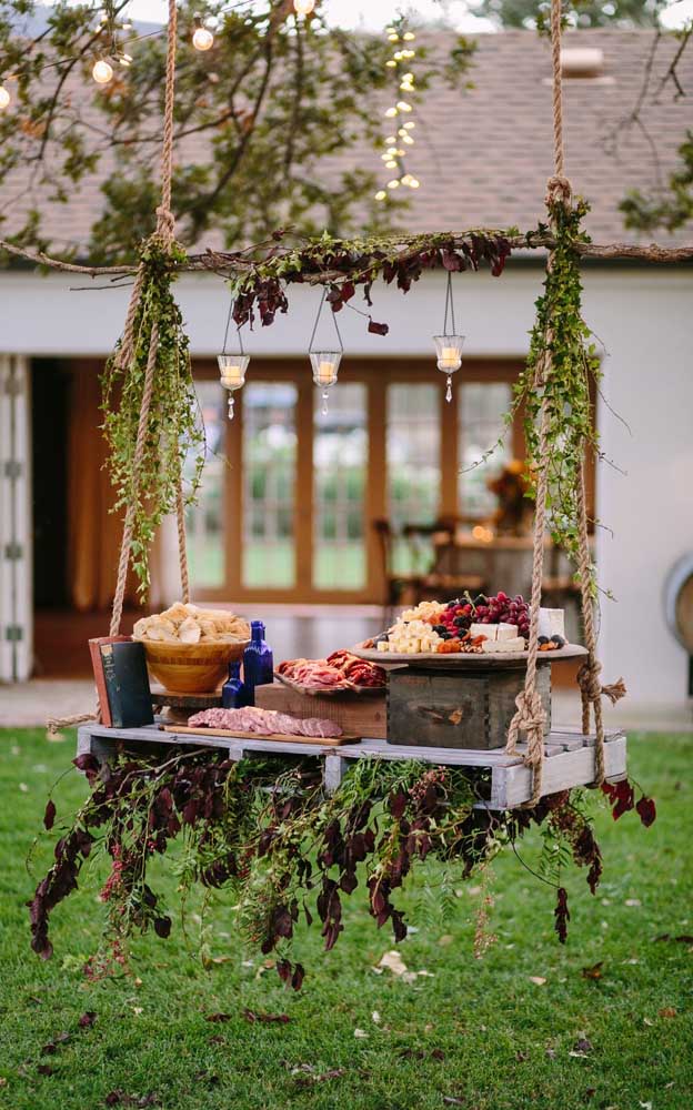 Que ideia linda! Aqui, a mesa suspensa serviu de apoio para os aperitivos da festa de noivado