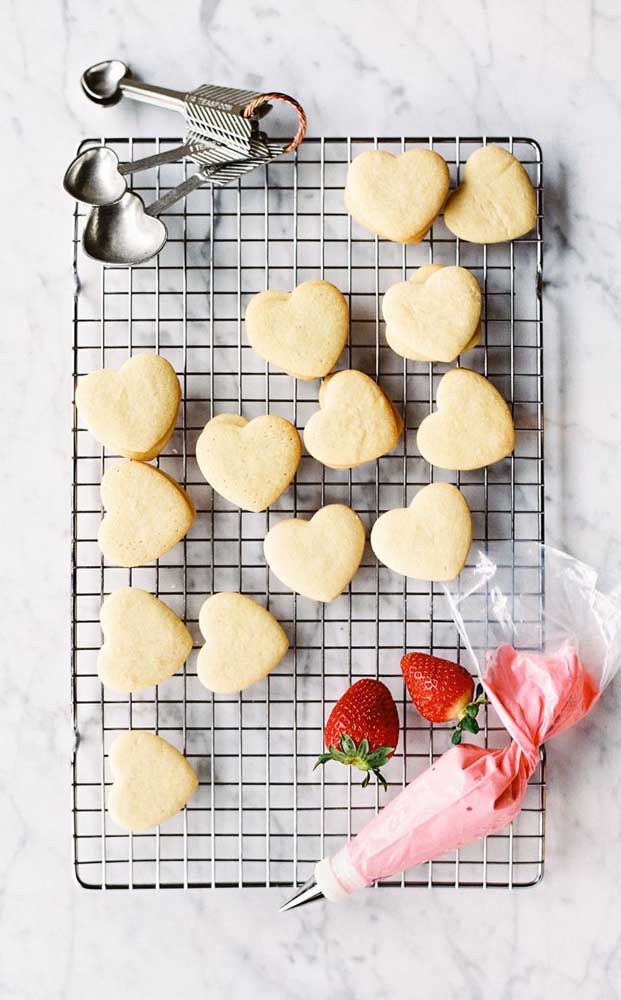 Mini bolos em formato de coração prontos para serem decorados para a festa de noivado simples