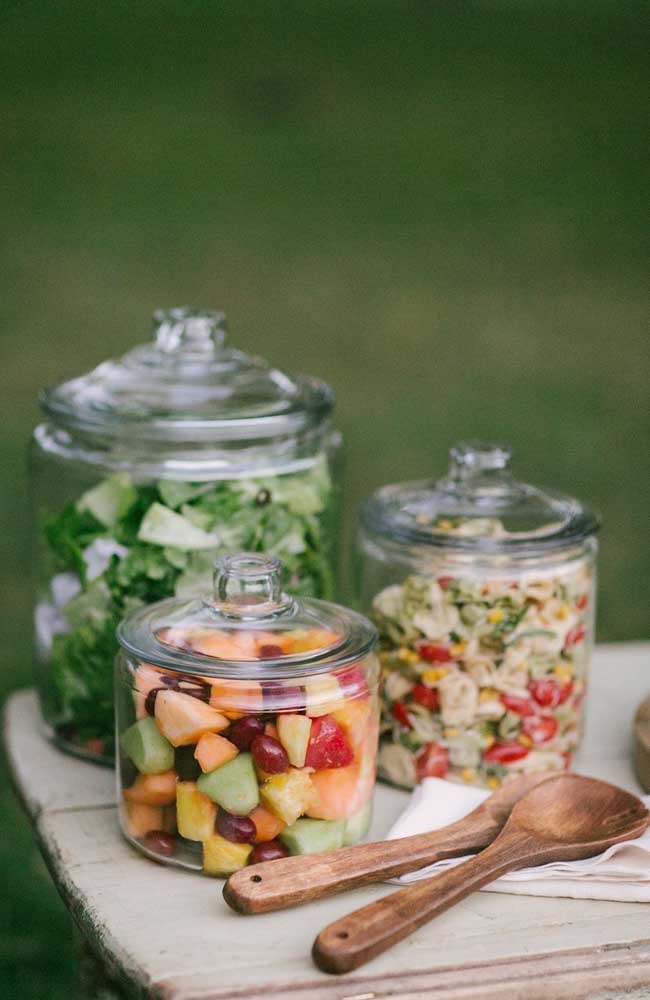 Uma forma delicada e diferente de servir a salada durante uma festa de noivado simples