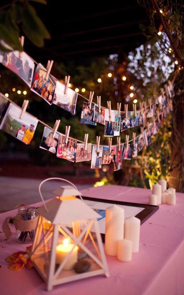 O varal de fotos ficou lindo na decoração da festa de noivado simples
