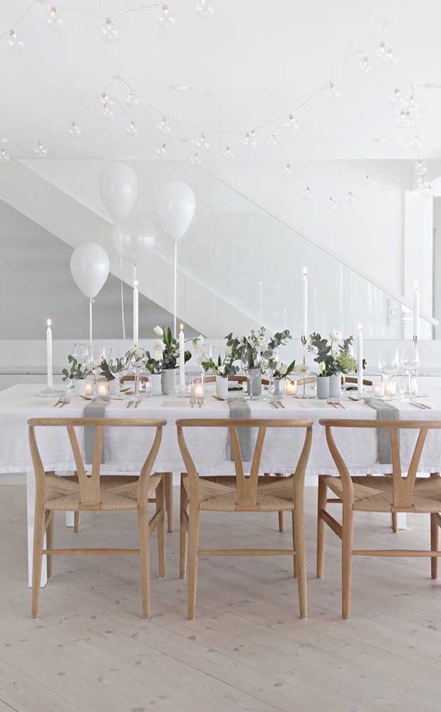 Decoração simples e delicada em tons de branco para a festa de noivado simples feita em casa