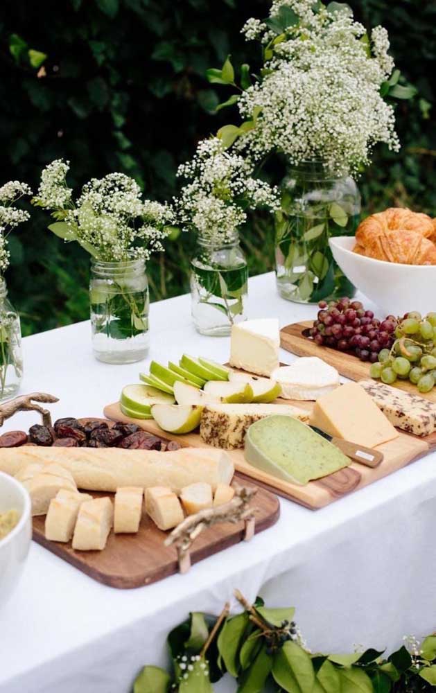 Mesa de petiscos de um noivado simples e muito romântico