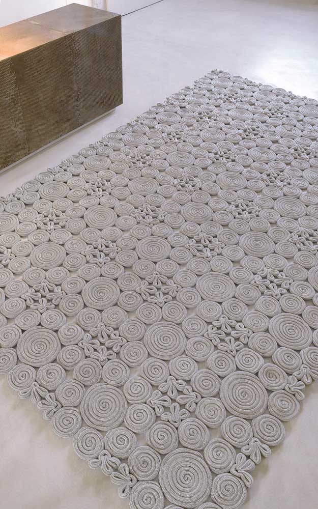 O que acha de decorar sua sala com um tapete como esse feito de tricotin?