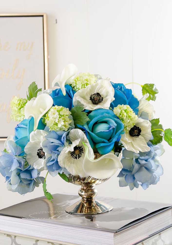 Arranjo de flores artificiais em azul, verde e branco; suavidade para a sala de estar ou para o quarto do casal