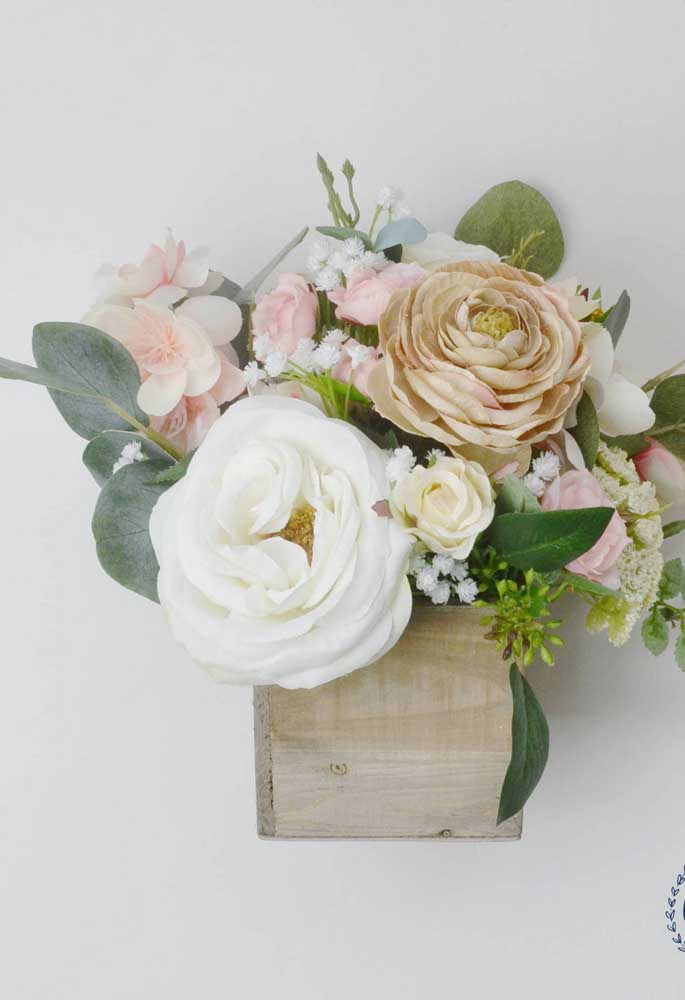 Arranjo de flores artificiais pequeno e delicado em cachepô de madeira; ótima sugestão para casamentos ao ar livre