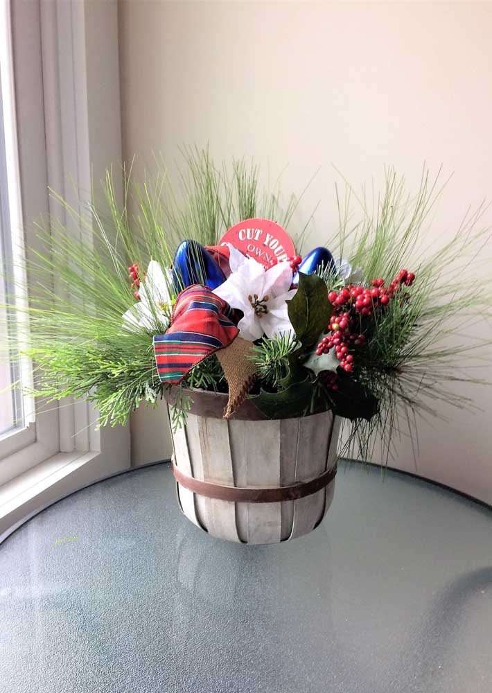 Arranjo no estilo natalino com flores e folhas artificiais; fica a dica para criar arranjos especiais nas datas comemorativas 