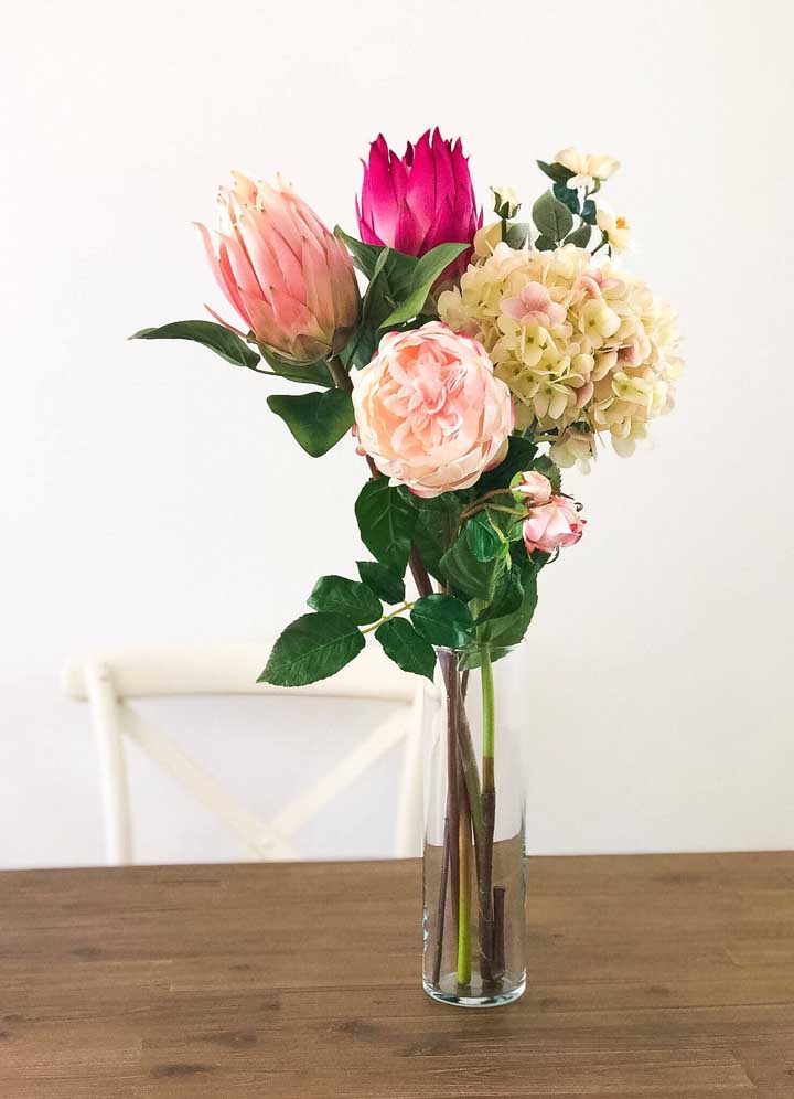 O vaso solitário recebeu um mix incrível de flores artificiais lindíssimas. Não parece que são naturais?