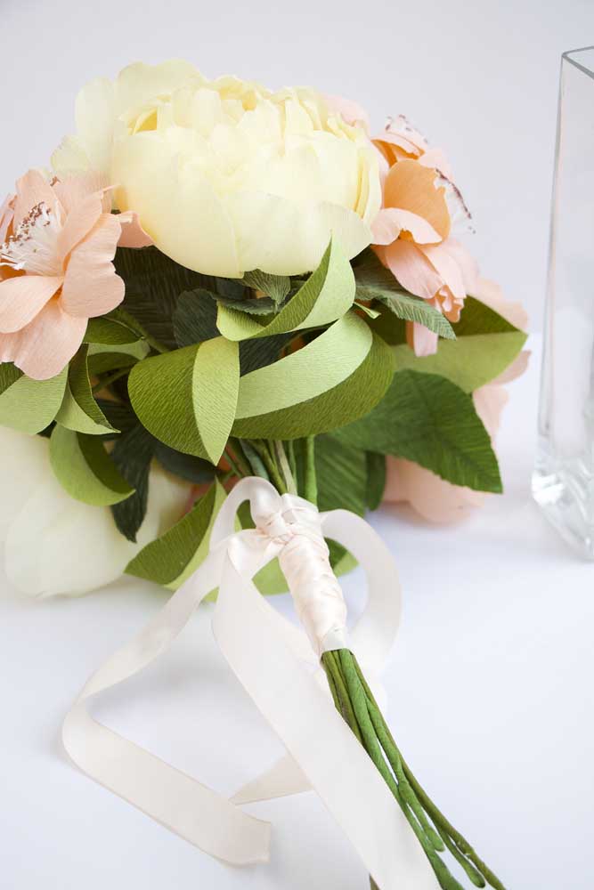 Use fitas de cetim para finalizar o buque de flores artificiais, especialmente se for usado por uma noiva