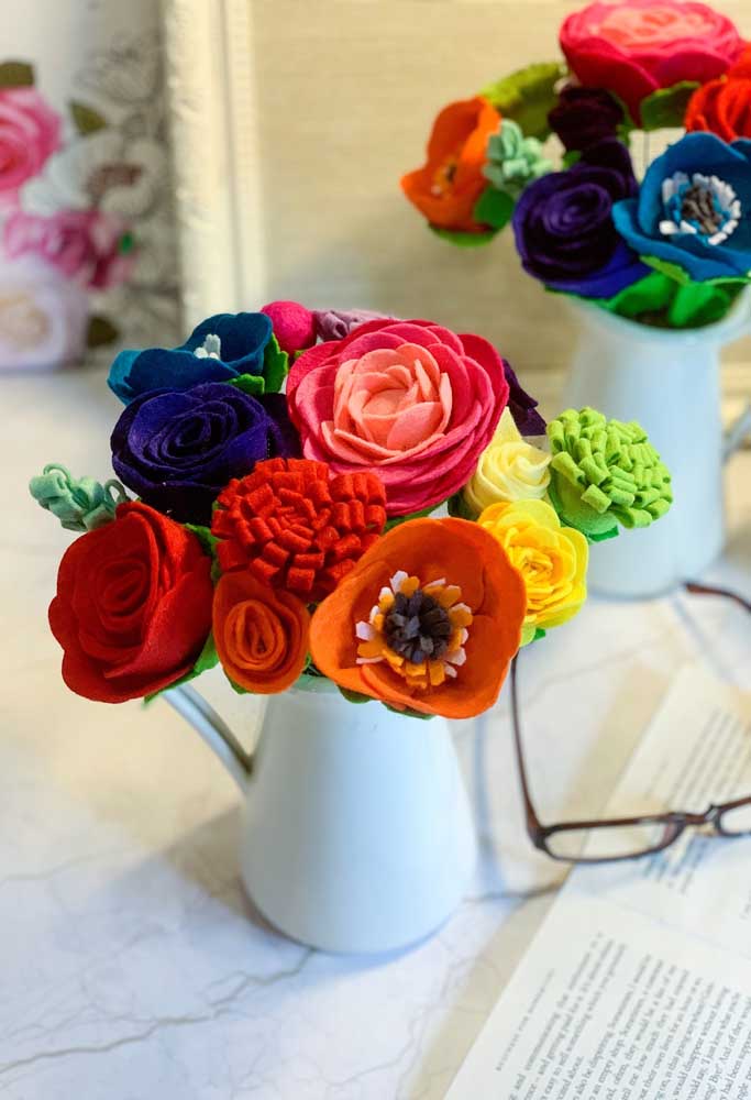 Além de fazer o arranjo, você também pode criar as flores, como essas feitas em feltro 