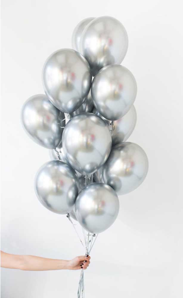 Os balões prata são a maneira mais bonita e barata de decorar a festa de bodas de prata, especialmente aquelas mais intimistas