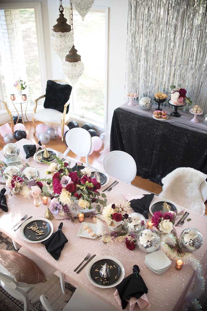 Arranjos de flores, bolas prateadas, pratos sofisticados e outros elementos devem fazer parte da decoração da mesa da ceia de ano novo.