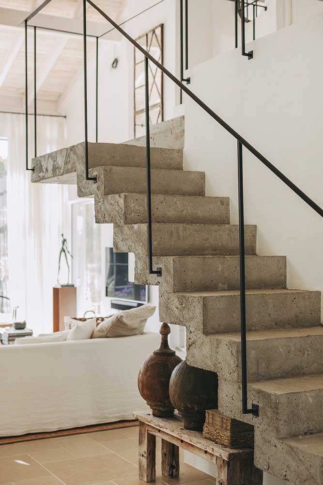 O que acha de fazer uma decoração bem rústica embaixo da escada?