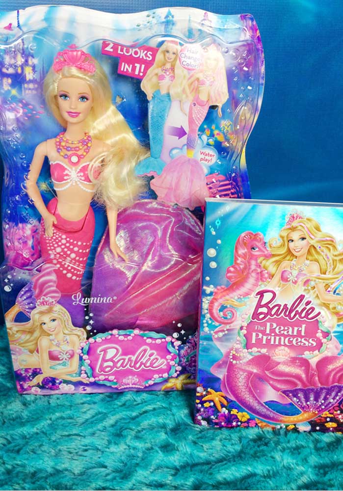 Na festa da Barbie sereia você não pode esquecer de usar a boneca na decoração.