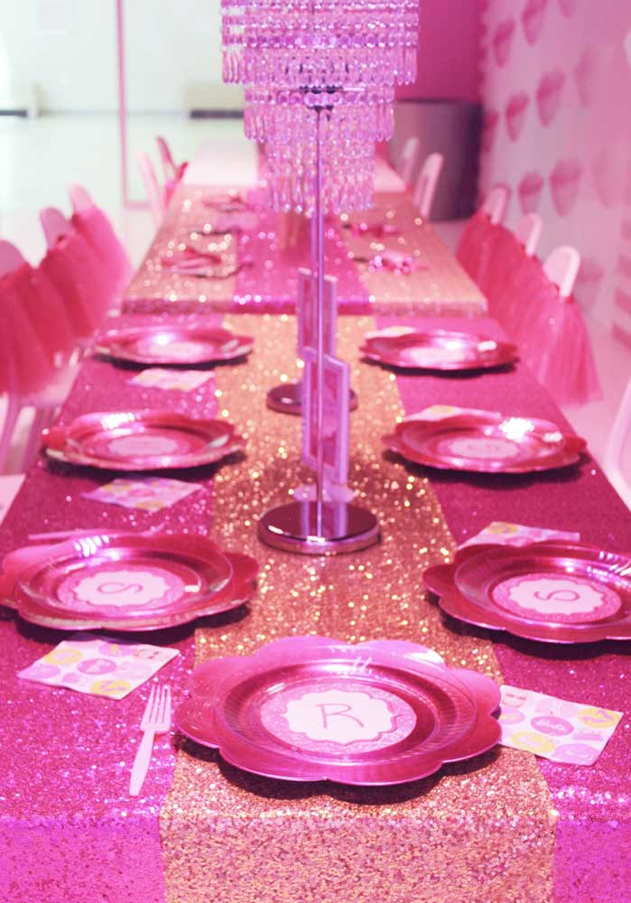 Na decoração de festa da Barbie princesa capriche na organização da mesa dos convidados.