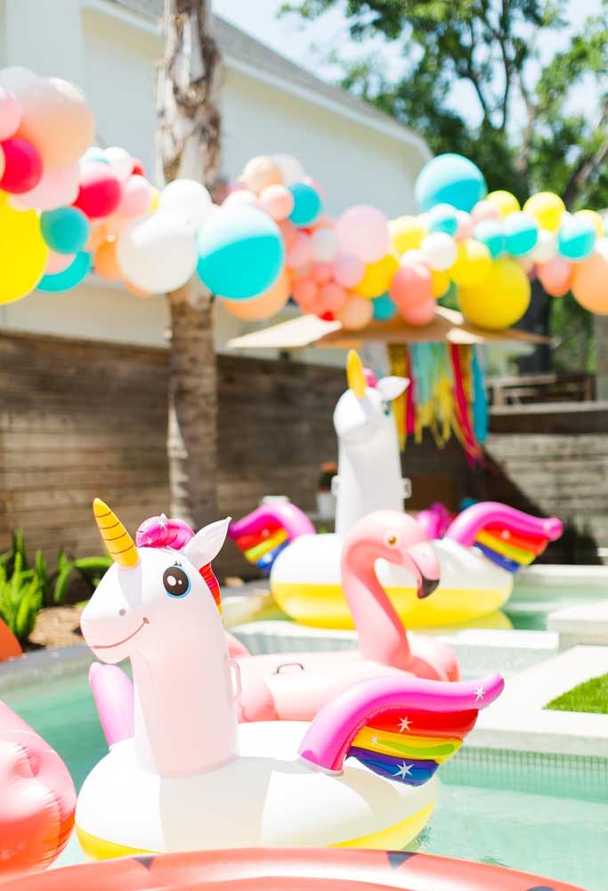 Que tal decorar sua festa infantil na piscina com balões desconstruídos e brinquedos infláveis no formato de bichinho?