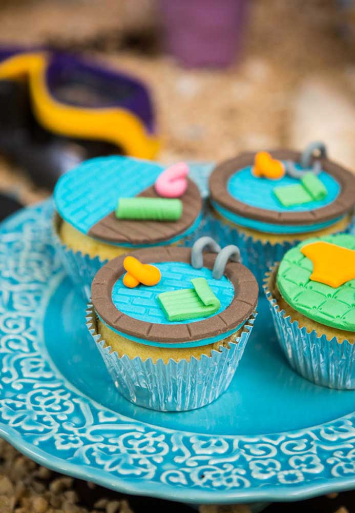 Olha que ideia genial para colocar no topo do cupcake da festa pool party.