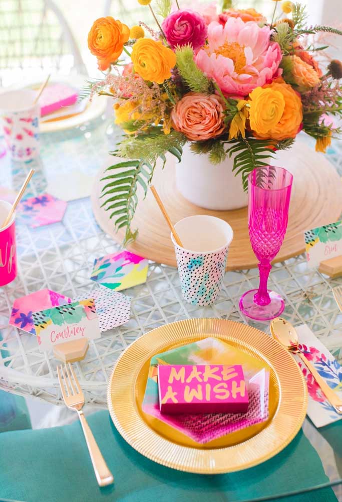 Olha que decoração linda para uma festa na piscina para meninas.