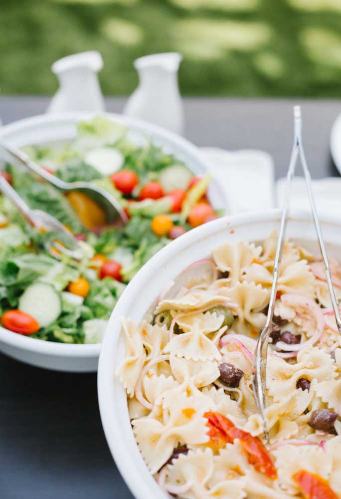 Salada sempre é uma boa pedida para colocar no cardápios das comidas festa na piscina.