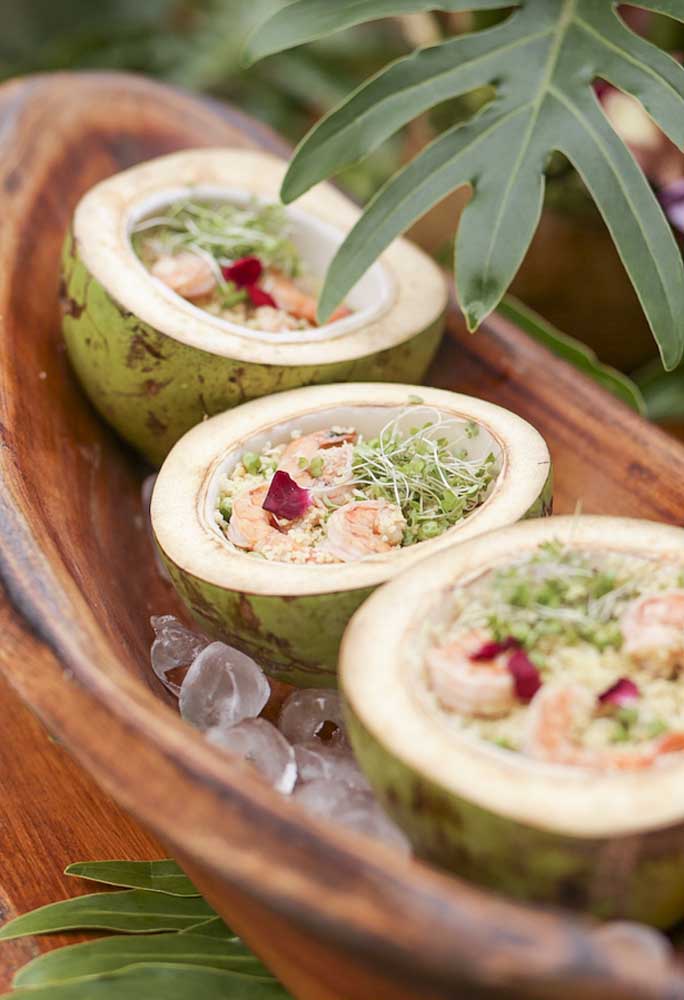 Olha a inspiração para você servir as comidas festa na piscina.