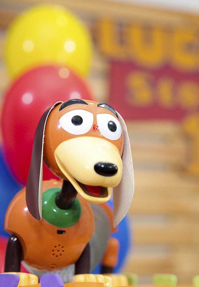 Os personagens principais do filme não podem faltar no aniversário Toy Story.