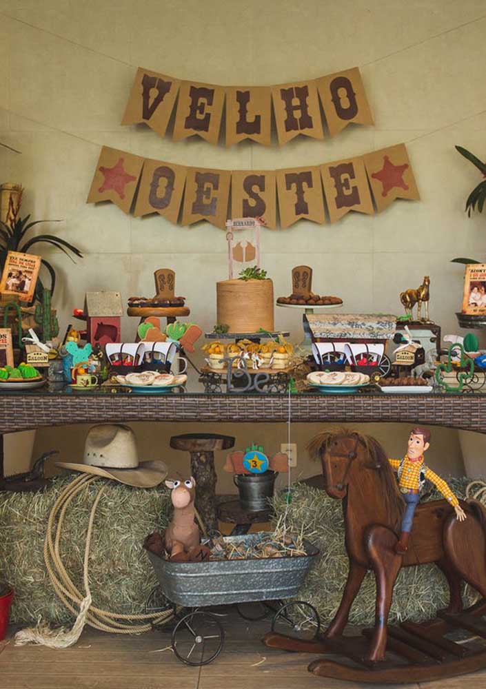 O que acha de fazer uma decoração bem rústica usando como tema o velho oeste, mas inspirado no filme Toy Story?