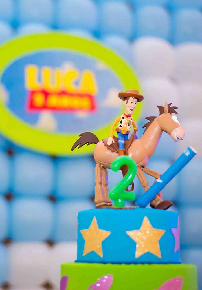 Já pensou como você vai fazer o bolo fake Toy Story? O Woody pode ser um ótimo personagem para colocar no topo.