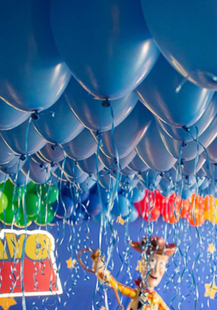 Decore com balões, mas levando em consideração as cores principais do tema Toy Story.