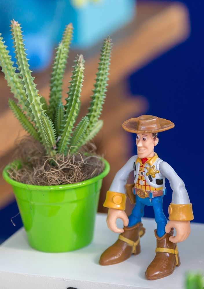 O vasinho de cactos combina perfeitamente com o boneco cowboy do filme Toy Story.