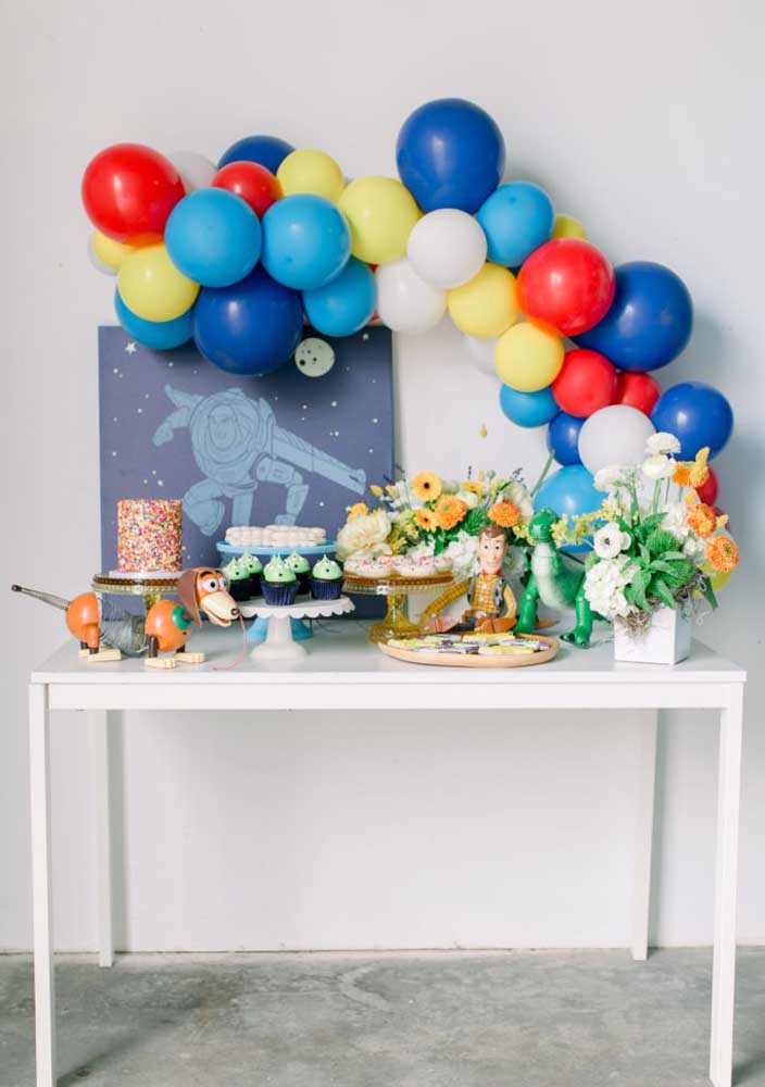 Balões desconstruídos pode ser uma ótima opção de decoração para festa Toy Story.