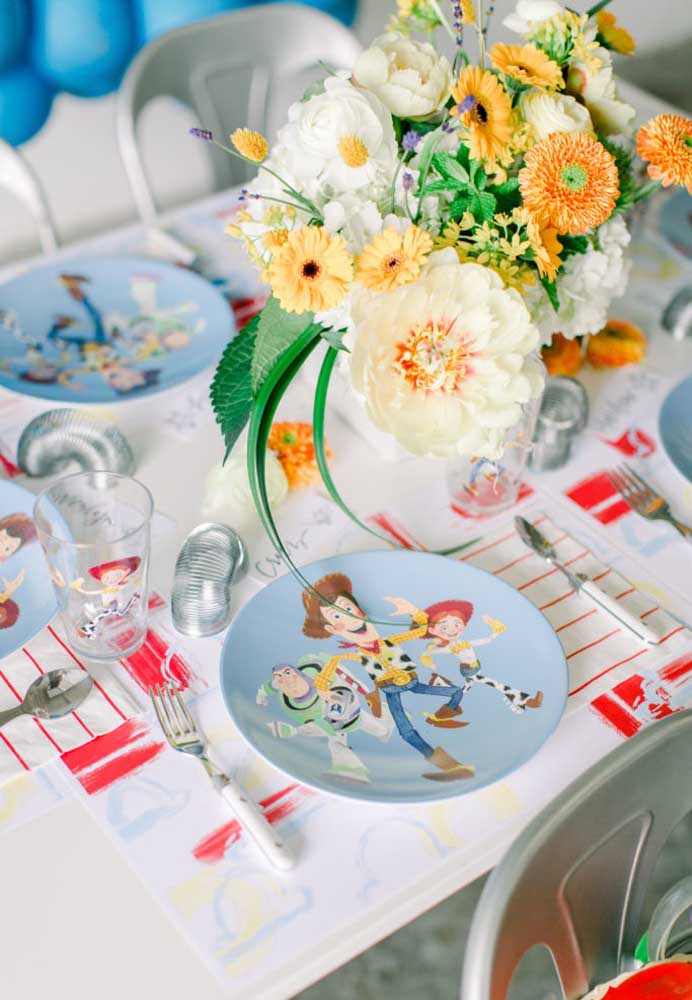 Já o centro de mesa Toy Story pode ser um vaso com flores combinando com os itens decorativos.