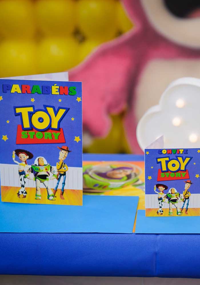 Na hora de fazer o convite Toy Story você pode usar modelos que você encontra na internet.